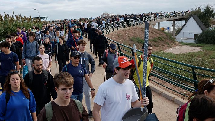 Miles de voluntarios colaboran en las zonas afectadas por la DANA: "Se necesita mucha ayuda"