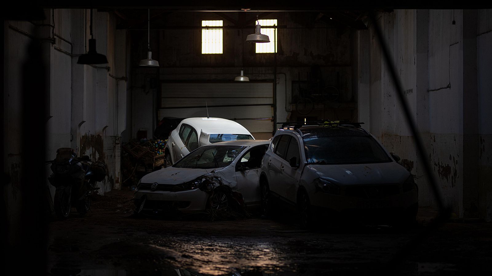 Los equipos de rescate continúan las labores de búsqueda en garajes, sótanos y túneles tras la DANA - Telediario Fin de Semana | Ver