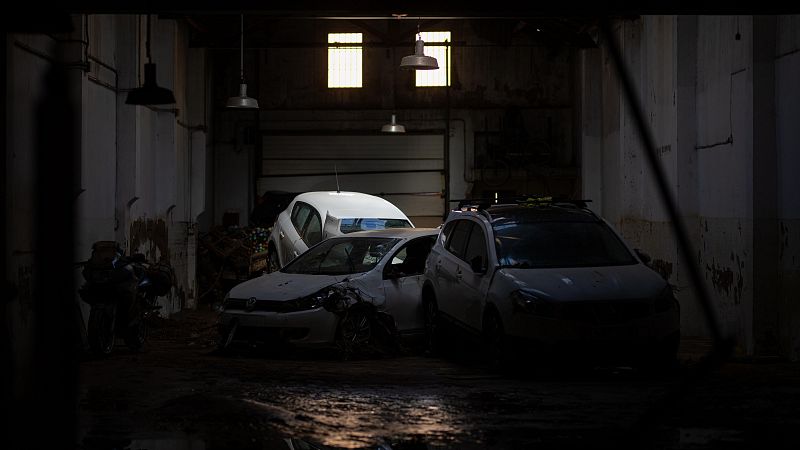 Los equipos de rescate continúan las labores de búsqueda en garajes, sótanos y túneles tras la DANA - Telediario Fin de Semana | Ver
