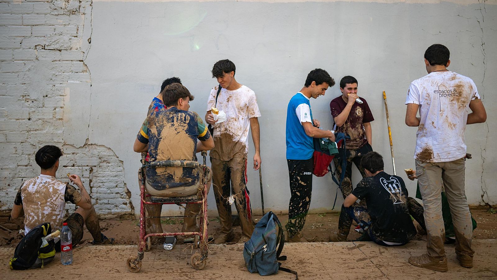 Miles de voluntarios llegan a Valencia para ayudar a los afectados por la DANA - Telediario Fin de Semana | Ver