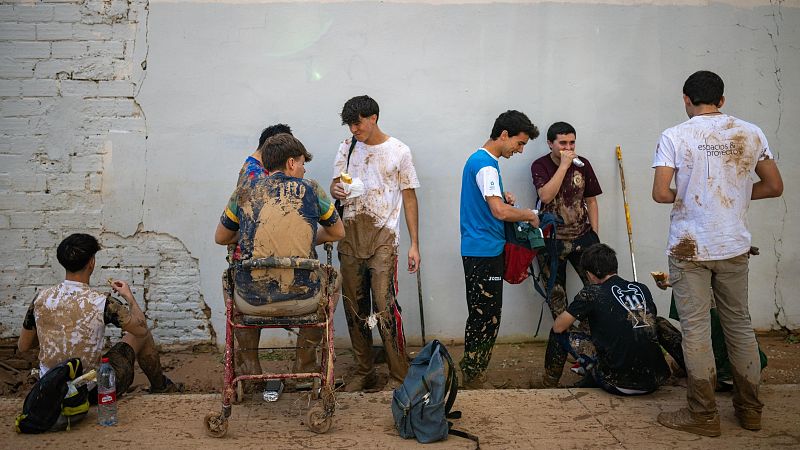 Miles de voluntarios llegan a Valencia para ayudar a los afectados por la DANA - Telediario Fin de Semana | Ver