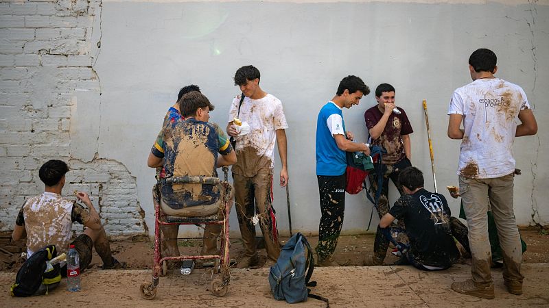 Miles de voluntarios llegan a Valencia para ayudar a los afectados por la DANA