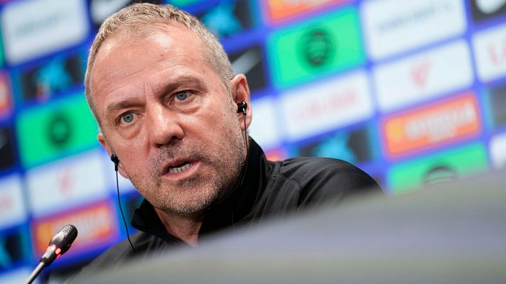 Fútbol - Flick: "Si yo pudiera tomar la decisión, quizá hubiera suspendido la jornada"