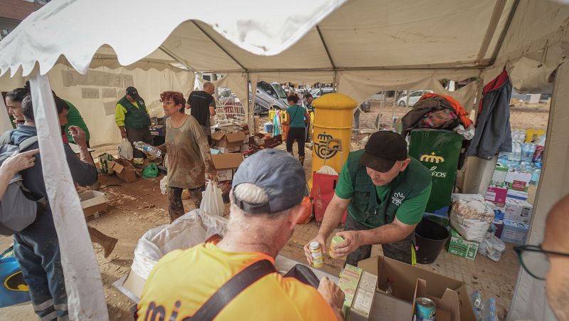 Aluvión de donaciones en los centros de recogida de ayuda para los afectados por la DANA