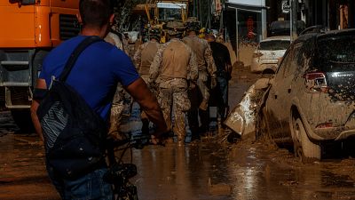 La maquinaria pesada del Ejército ayuda en las labores de limpieza tras la DANA