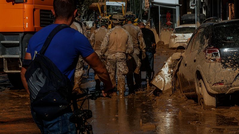 La maquinaria pesada del Ejército ayuda en las labores de limpieza tras la DANA