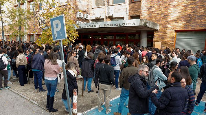 Telediario Fin de Semana - RTVE celebra su examen para informadores en la Universidad Complutense de Madrid