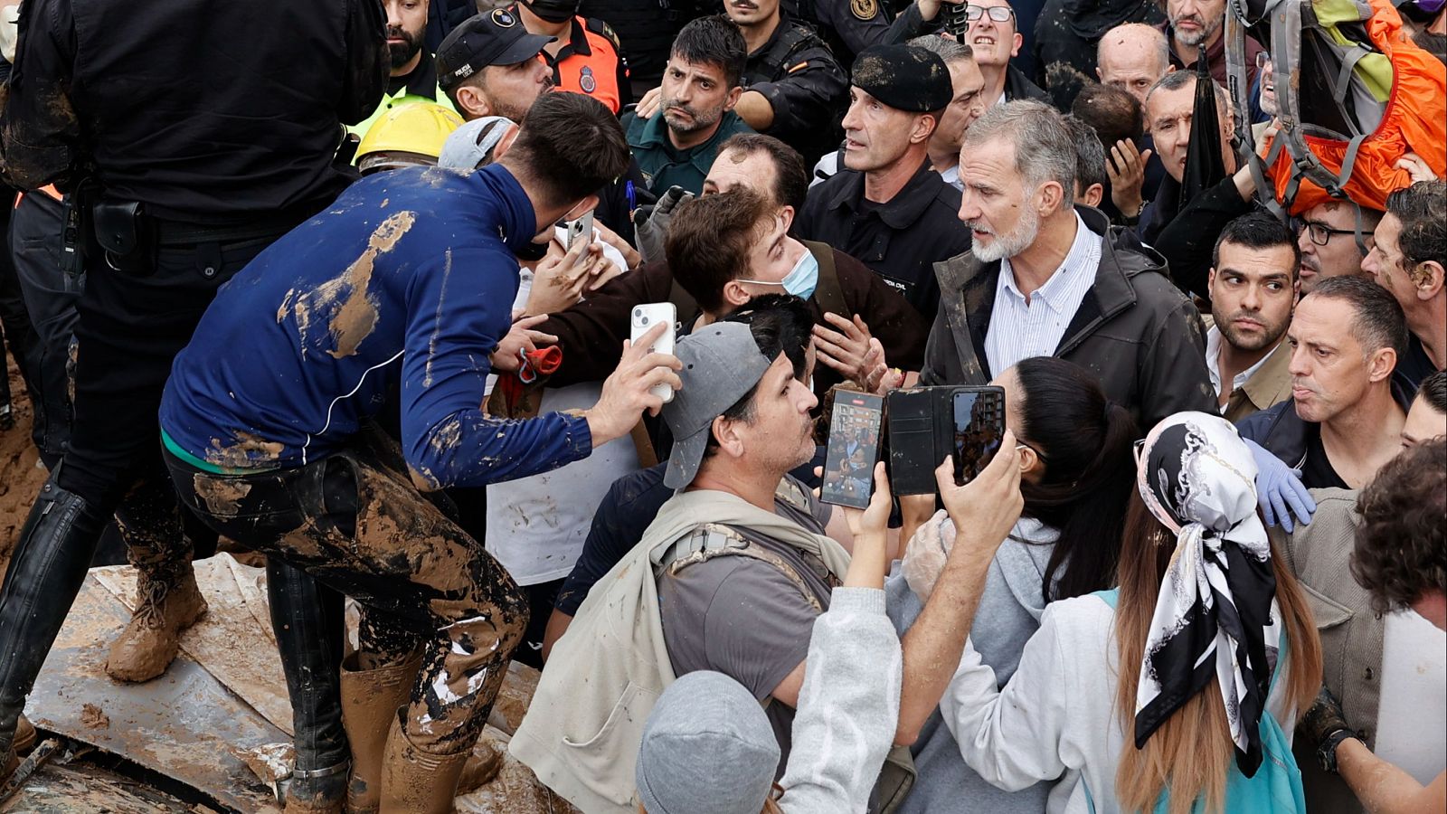 Lanzan barro a la comitiva real, Sánchez y Mazón en su visita a Paiporta