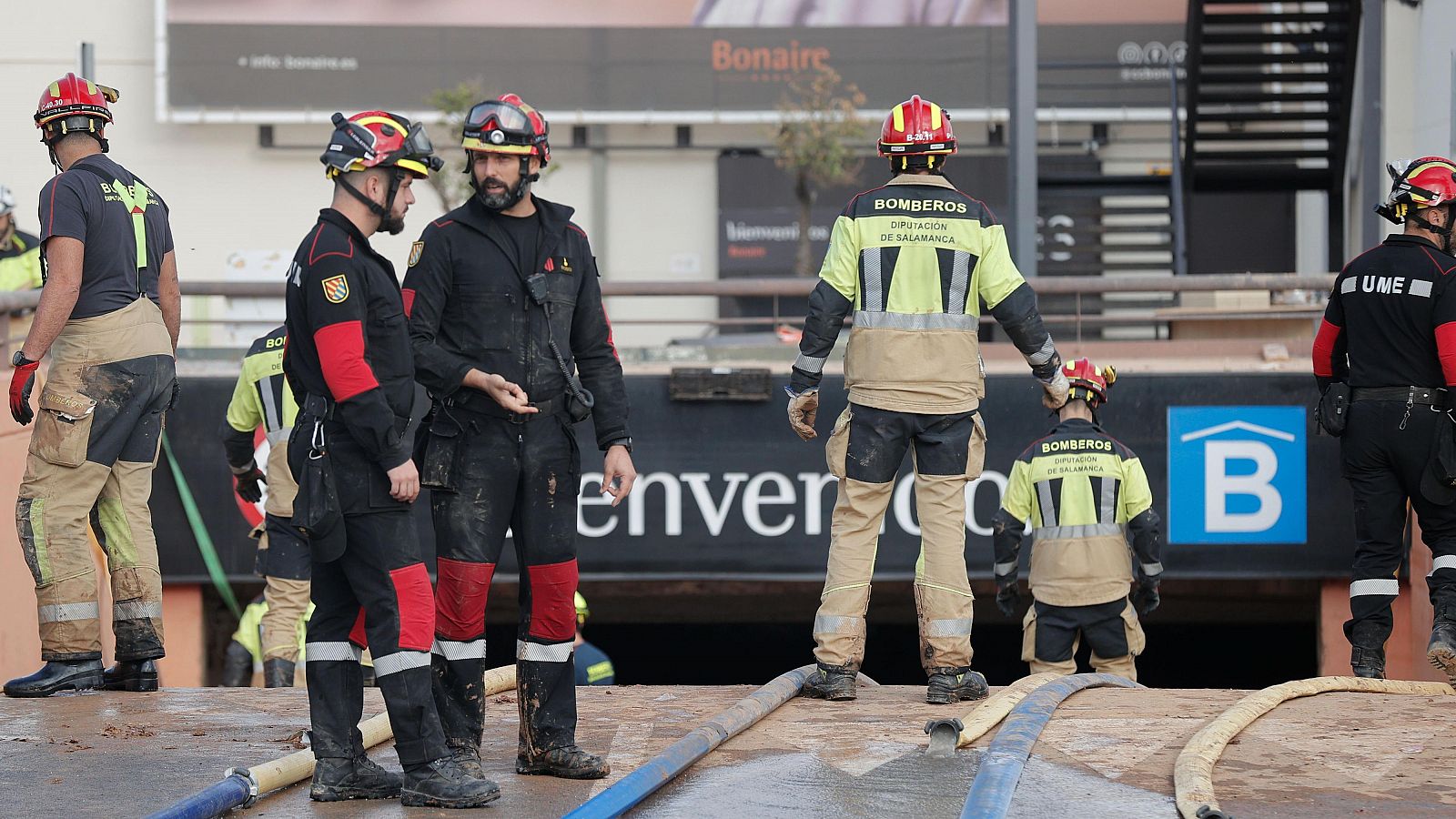 Se trabaja para achicar agua de los garajes | Ver
