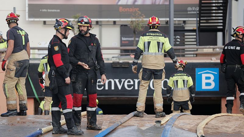 Se trabaja para achicar agua de los garajes | Ver