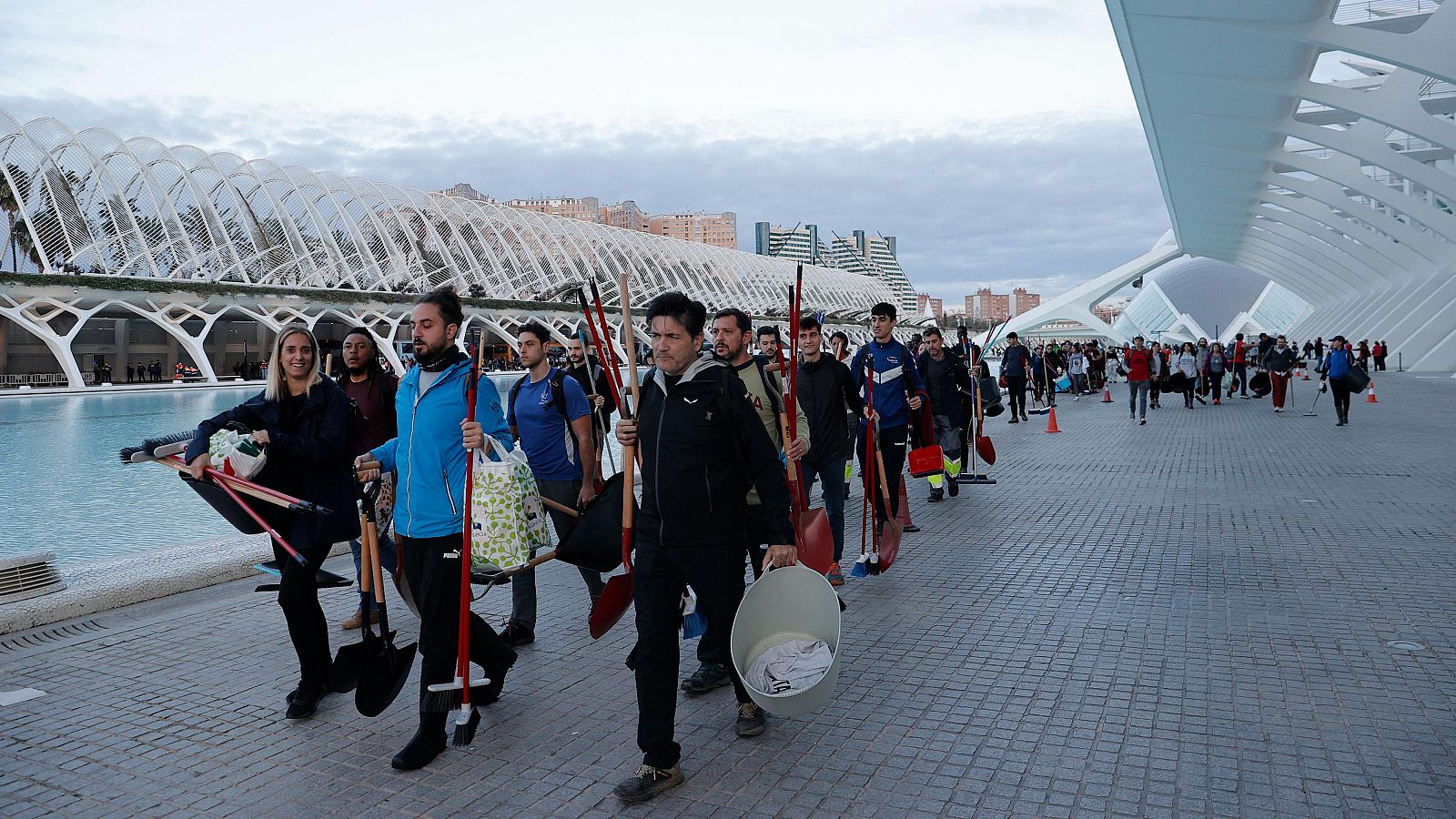 Miles de voluntarios parten desde Valencia hacia la zona cero