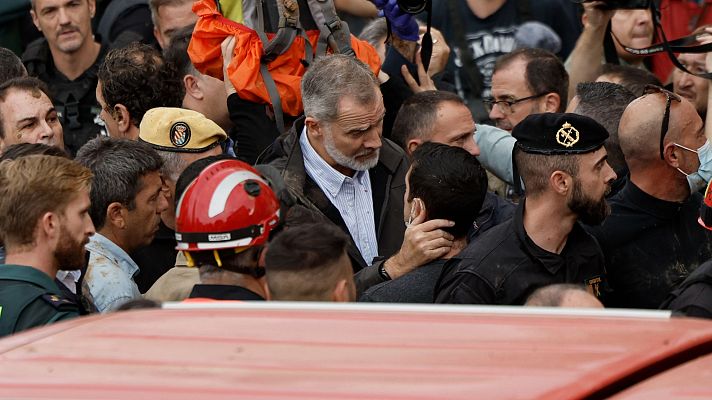 Lanzamiento de barro y gritos en la visita de los reyes, Sánchez y Mazón a Paiporta tras la DANA