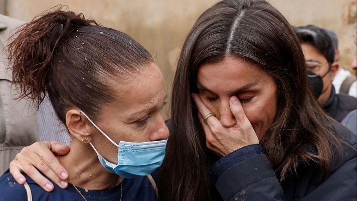 La reina Letizia escucha emocionada a los vecinos afectados por la DANA en Paiporta