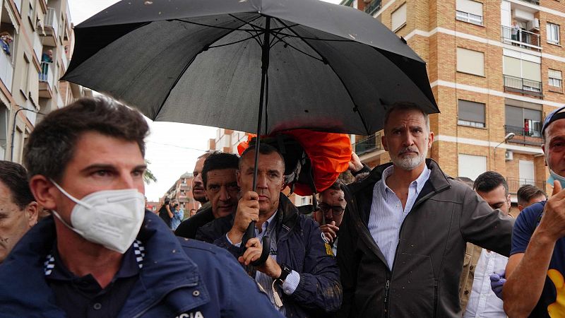 Caos y tensión en la visita de los reyes a Paiporta - Telediario Fin de Semana | Ver