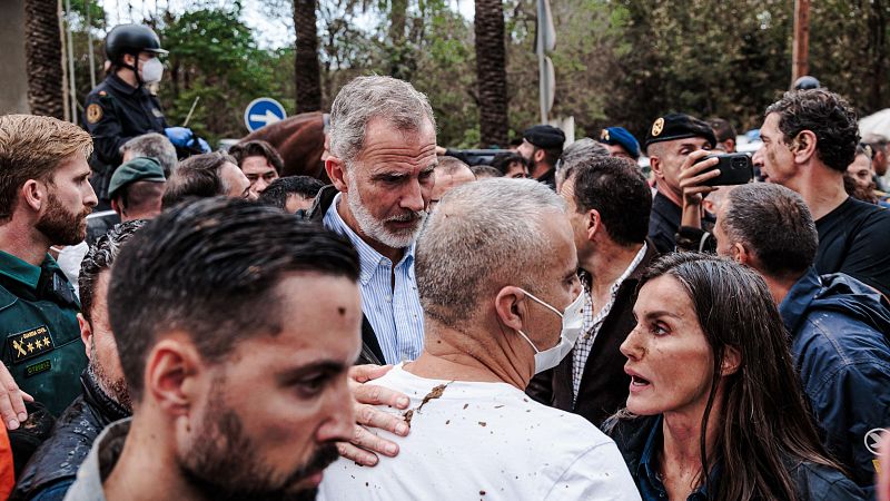 DANA: Tensa visita de los reyes a Paiporta - Fin de semana 24h | Ver
