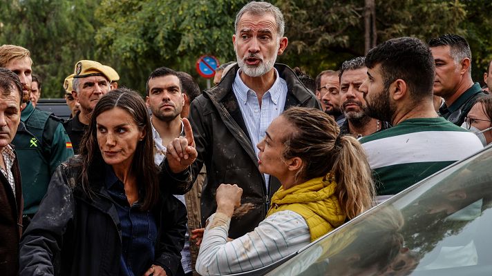 Lanzamiento de objetos y barro durante la visita de los reyes a Paiporta