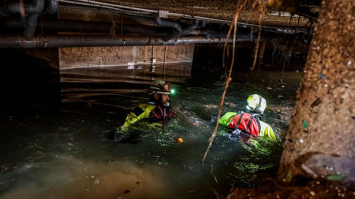 Telediario 2 - La búsqueda de desaparecidos en garajes, una de las tareas más importantes en las zonas afectadas
