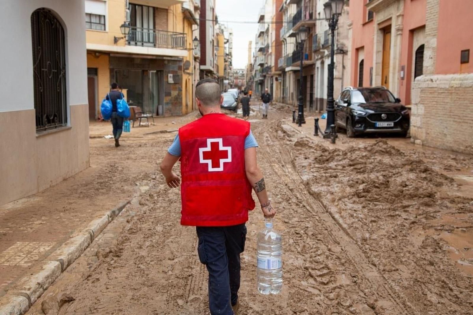 Cientos de voluntarios de Cruz Roja dan suministros a las víctimas