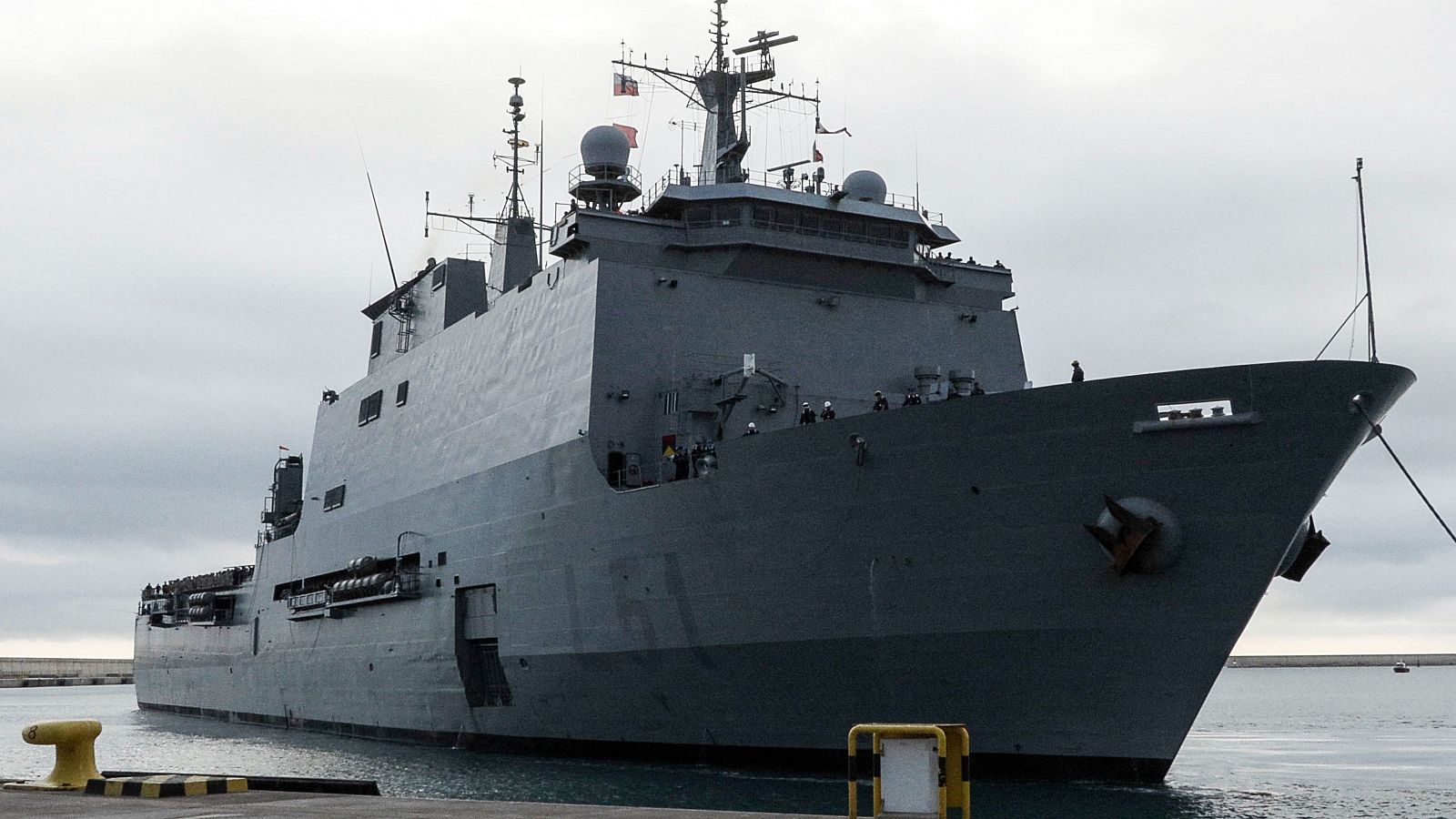 Un buque de la Armada llega a Valencia para participar en las labores de reconstrucción - Telediario 2 | Ver