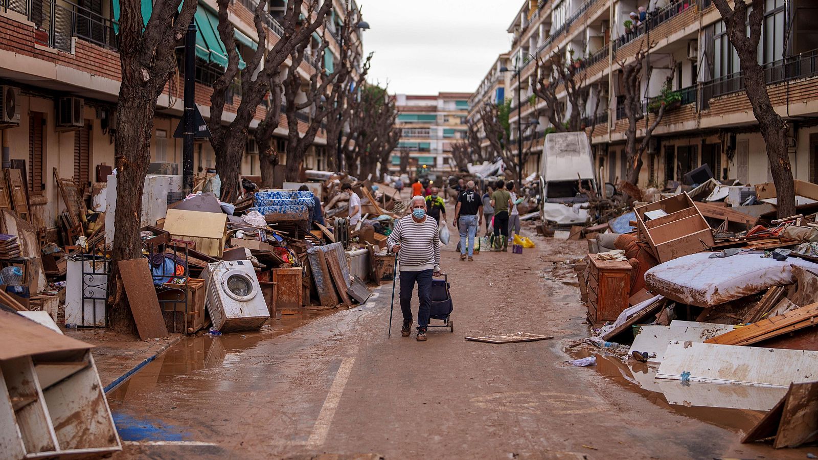 Día cero DANA: unos jóvenes salvaron a un hombre atrapado en su tienda - La hora de La 1 | Ver