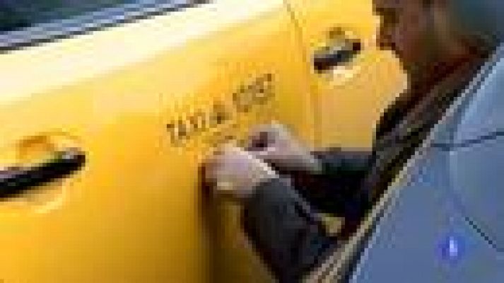 Telediario 1 - Los taxis de Barcelona harán turnos