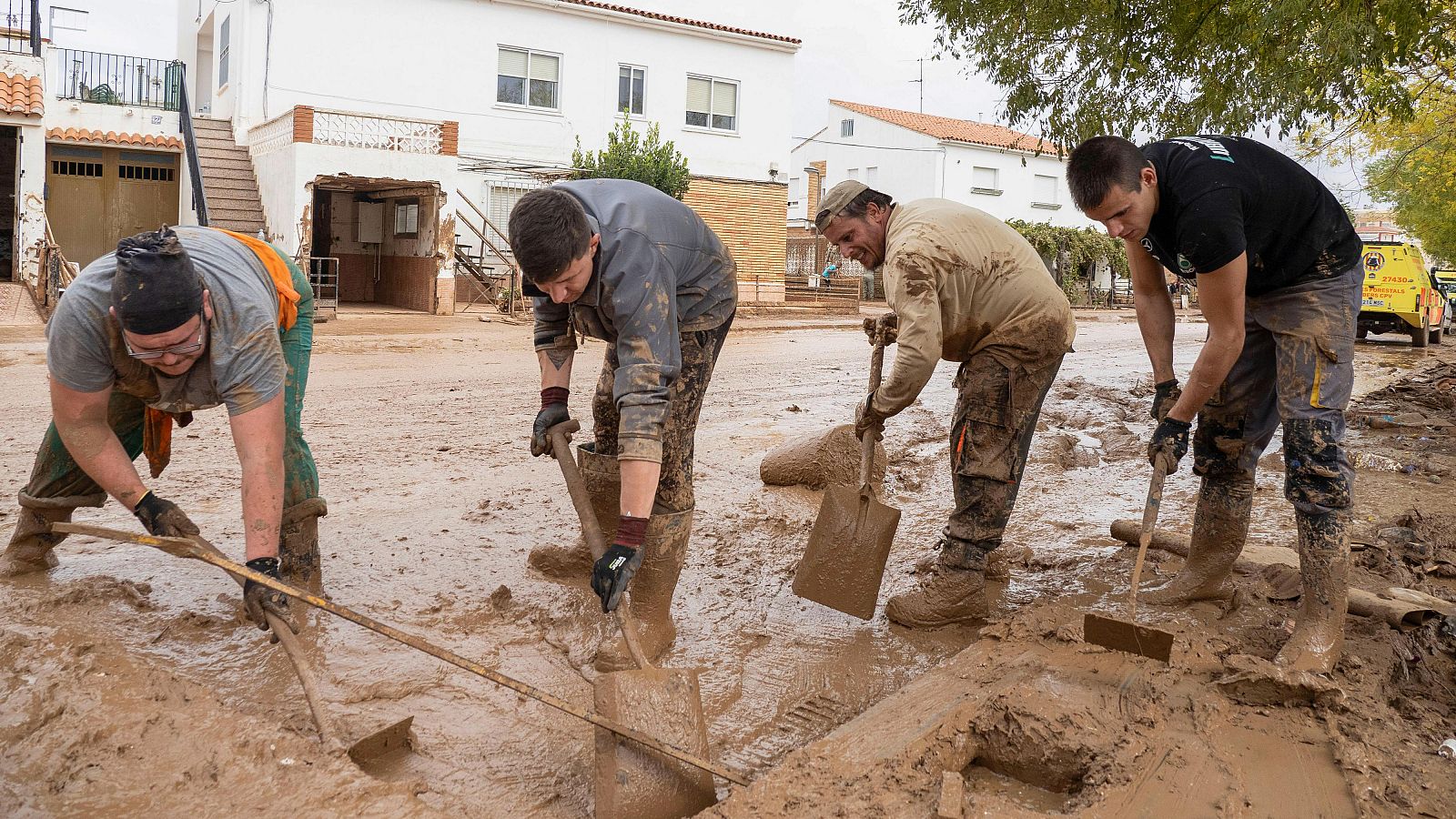 El lodo atasca las alcantarillas y complica las tareas de limpieza