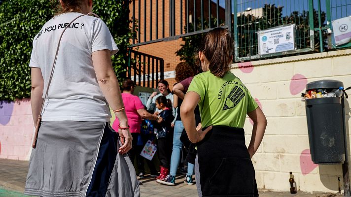 Telediario 1 - El colegio de Castellar-Oliveral reabre sus puertas: 400 niños recuperan algo de normalidad tras la DANA