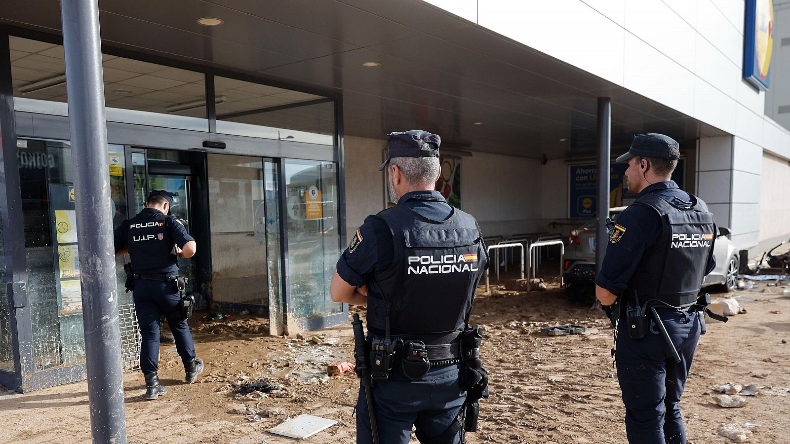 Policías patrullan las zonas afectadas por la DANA para evitar saqueos