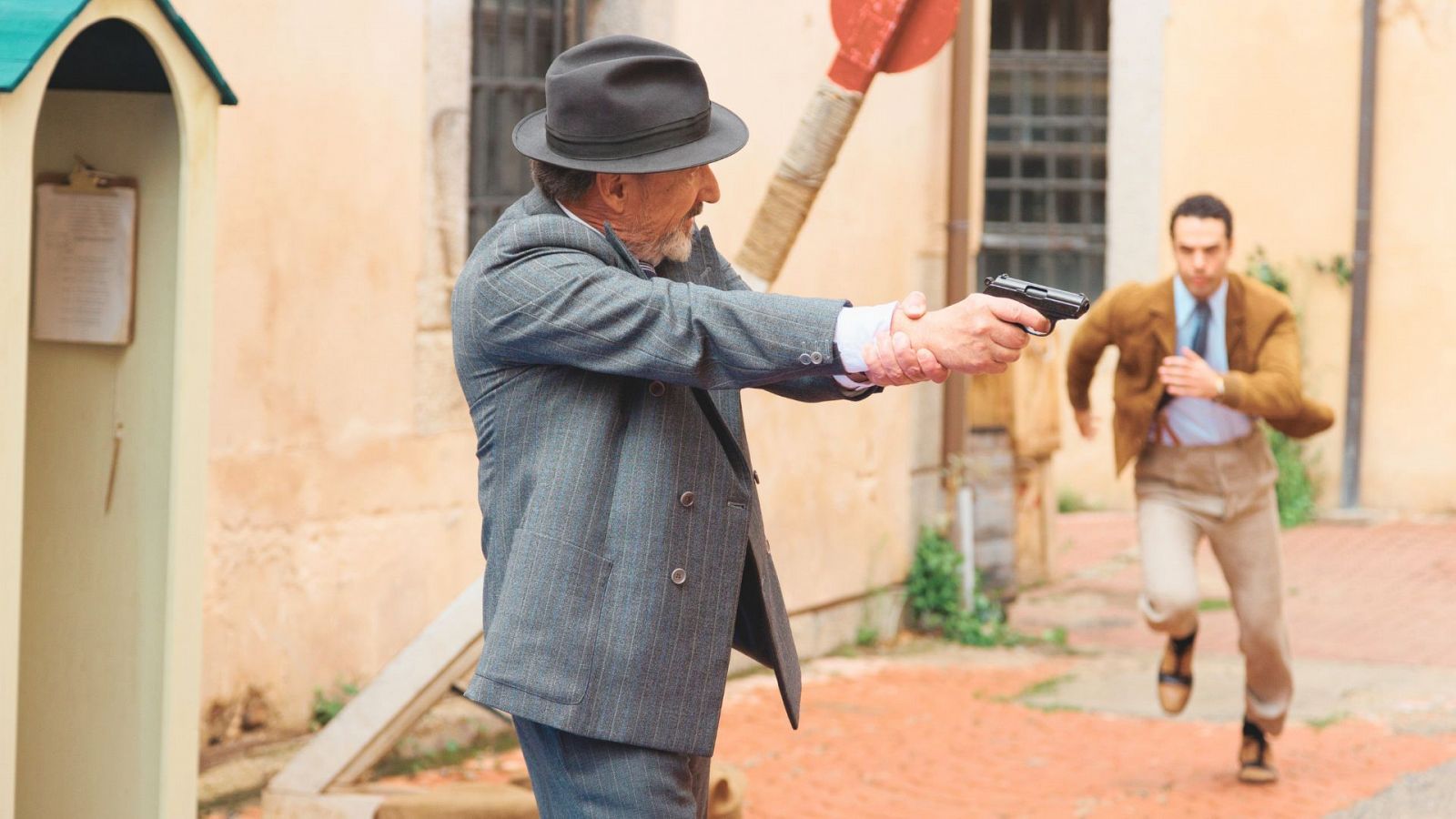 Rodrigo le salva la vida a Emiliano - Salón de té La Moderna | Ver