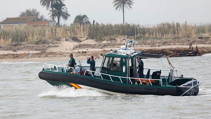 Un buque de la Guardia Civil busca a posibles víctimas de la DANA en el mar