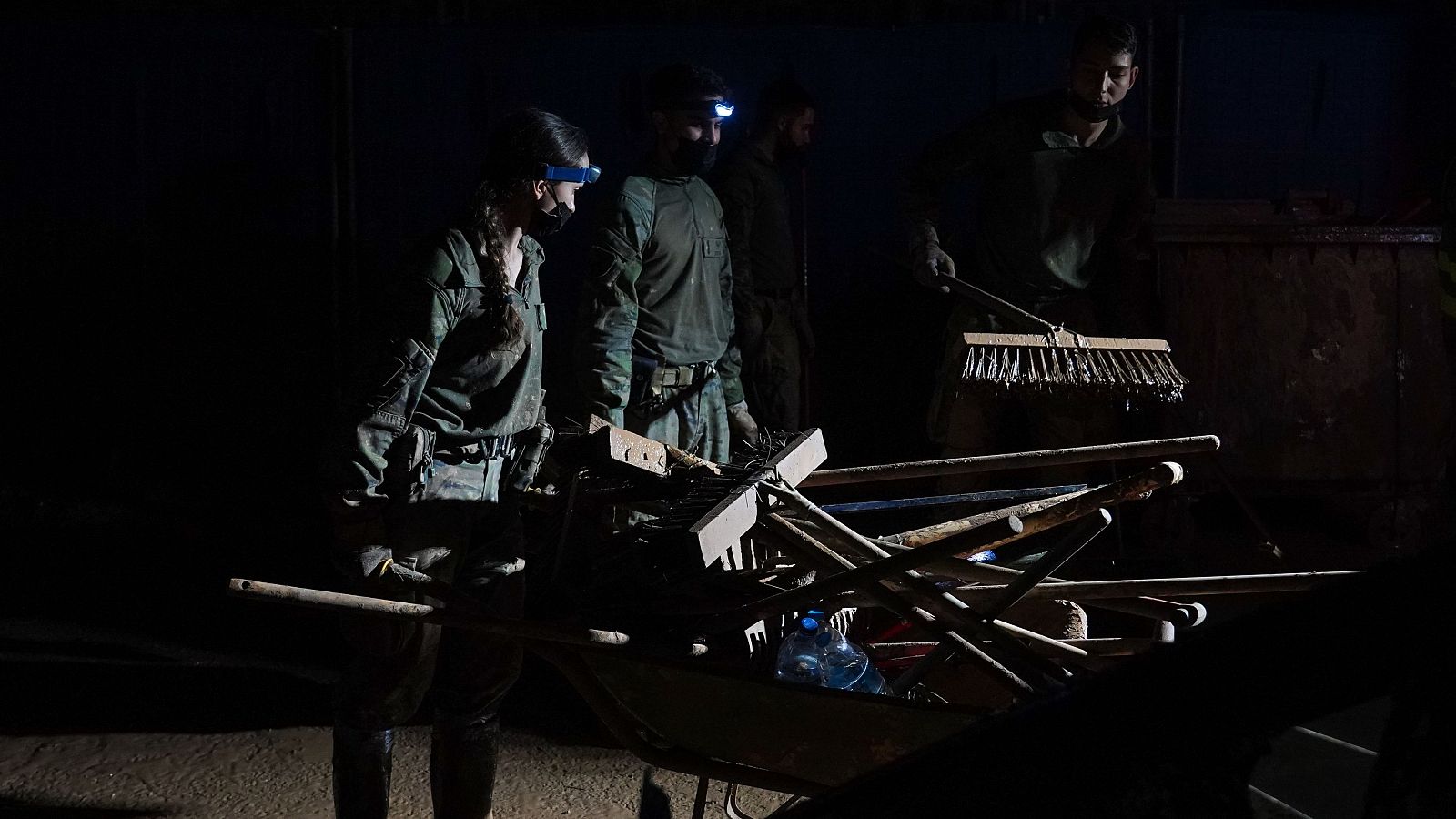 Los voluntarios siguen trabajando por la noche tras la DANA