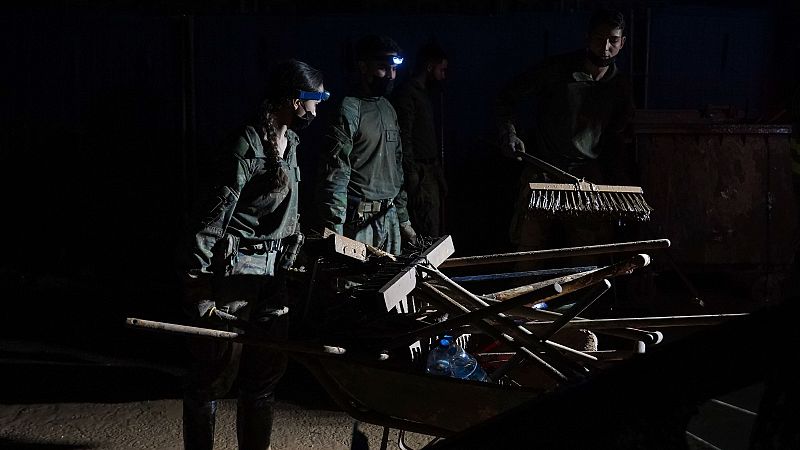 Los voluntarios siguen trabajando por la noche en las zonas afectadas por la DANA