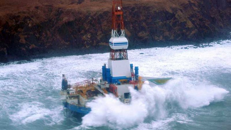 Encalla una plataforma petrolera con más de 500.000 litros de combustible en Alaska