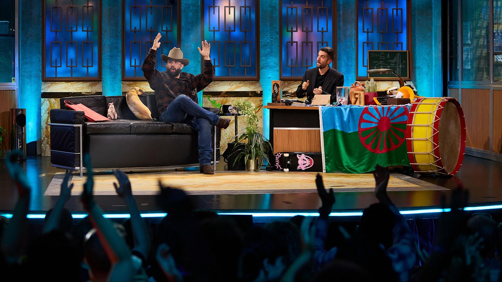 La Revuelta | ¿Cómo supera las rupturas Carín León? 7/11/2024 - La Revuelta | Ver