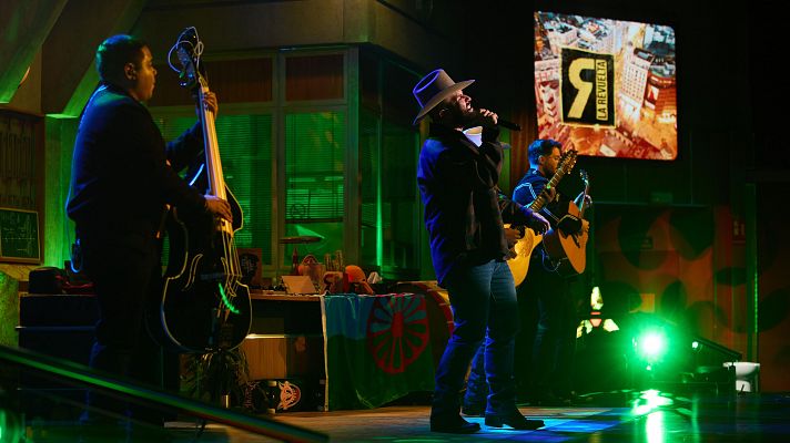 Carín León canta "Casi oficial" en directo