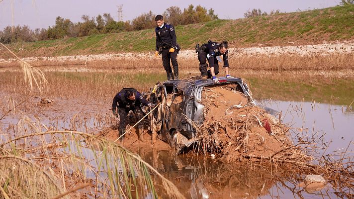 Fuerzas de seguridad, vecinos y voluntarios siguen buscando víctimas en las zonas afectadas por la DANA