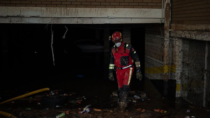 Las autoridades miden los gases para evitar riesgos en rescates tras el paso de la DANA