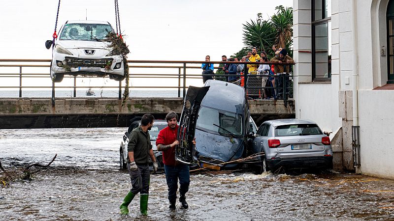 Las fuertes lluvias provocan una riada en Cadaqués que arrastra 32 vehículos