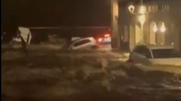 Las fuertes lluvias provocan una riada en Cadaqués que arrastra 32 vehículos