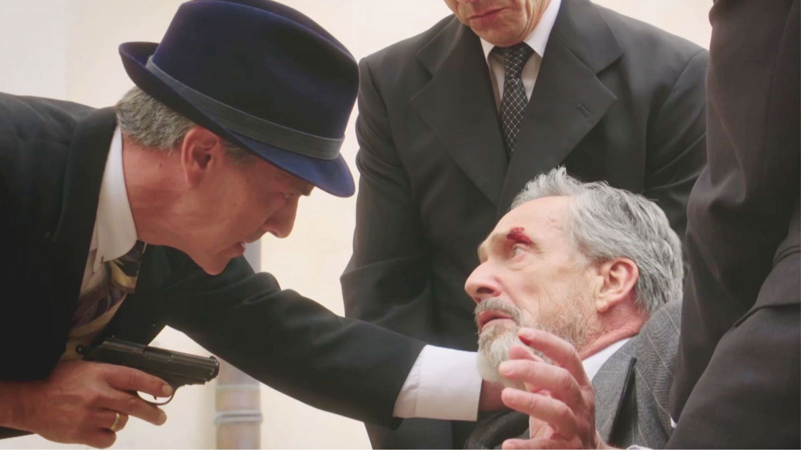 Emiliano mata al subsecretario Cuadrado - Salón de té La Moderna | Ver