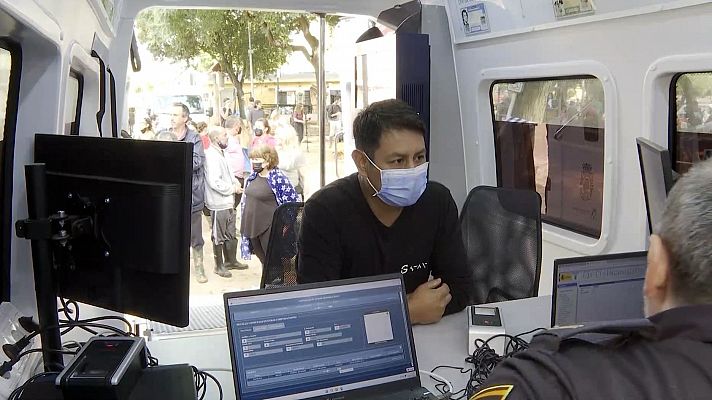 Telediario 1 - Reponerse de la DANA: la Policía abre oficinas móviles para hacer duplicados del DNI