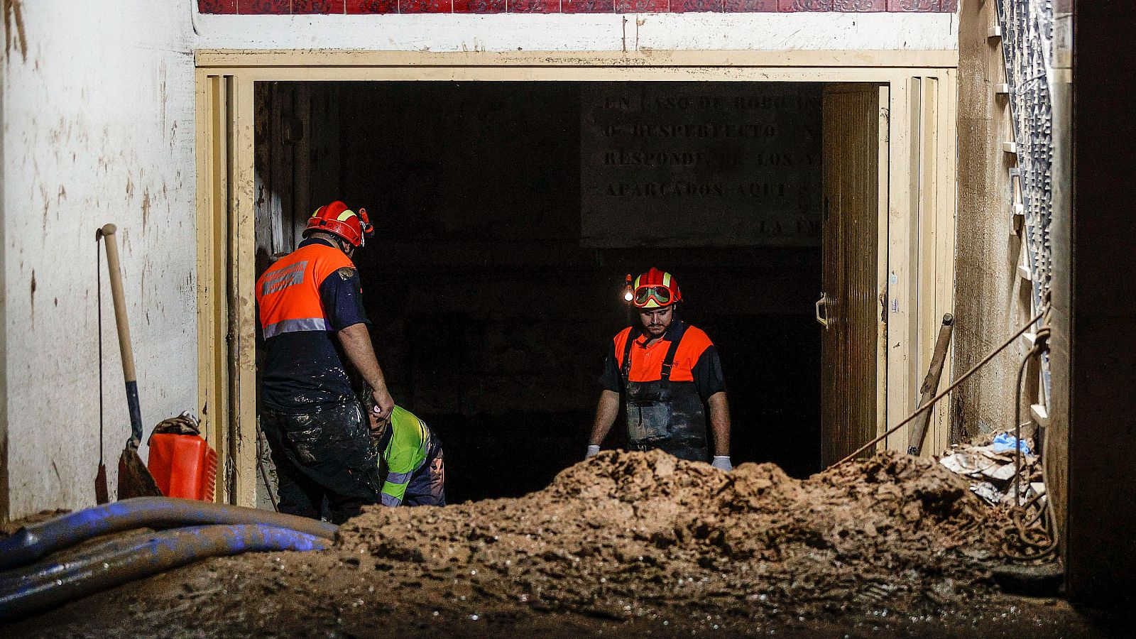 Arquitectos voluntarios revisan cientos de edificios tras la riada