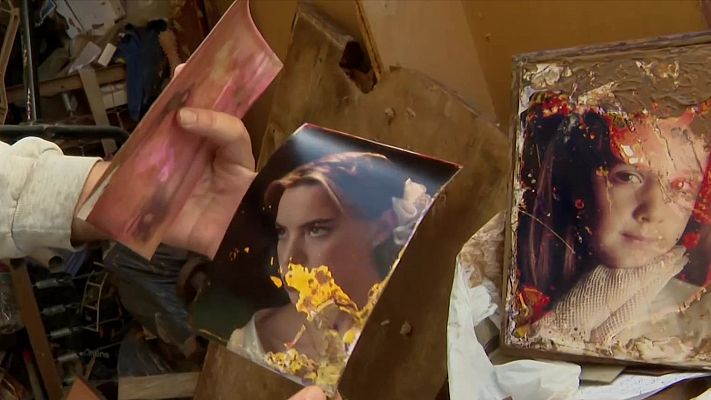 Telediario 2 - Un equipo de restauradores intenta salvar miles de fotos dañadas por la DANA