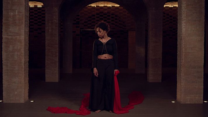 De seda y hierro - Dolor, femenino singular