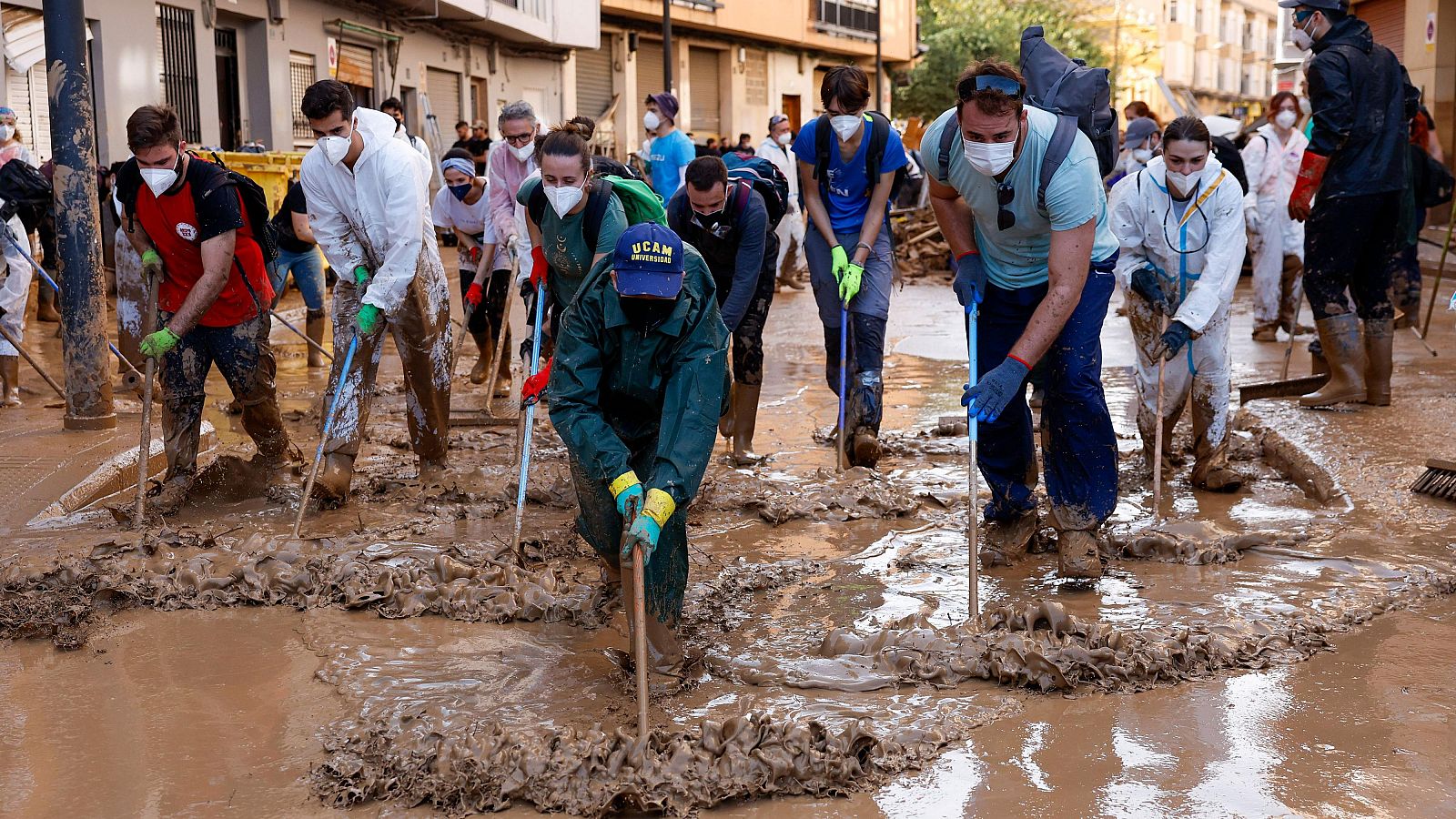 Miles de personas ayudan en las zonas afectadas por la DANA