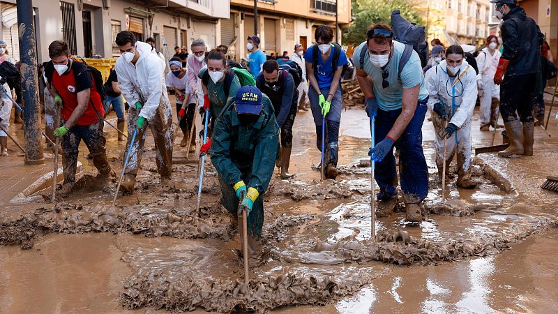 Miles de voluntarios ayudan a limpiar las zonas afectadas por la DANA