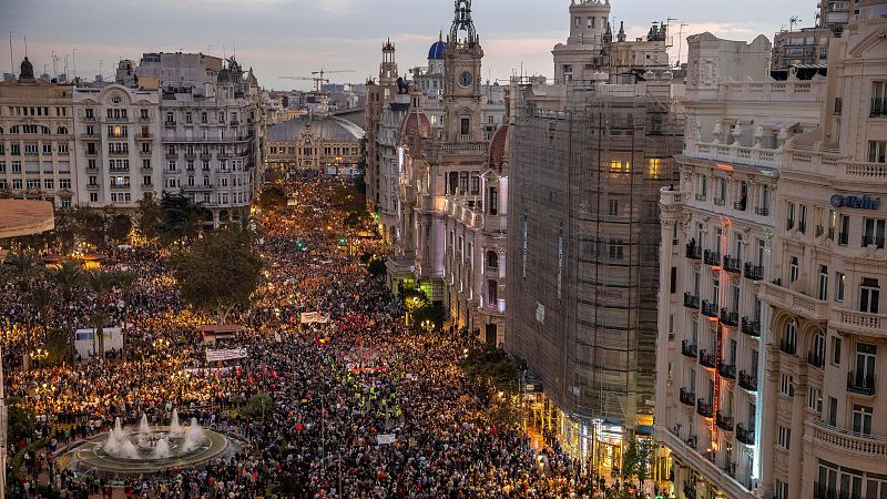 Una marcha multitudinaria pide en Valencia la dimisión de Mazón | Ver