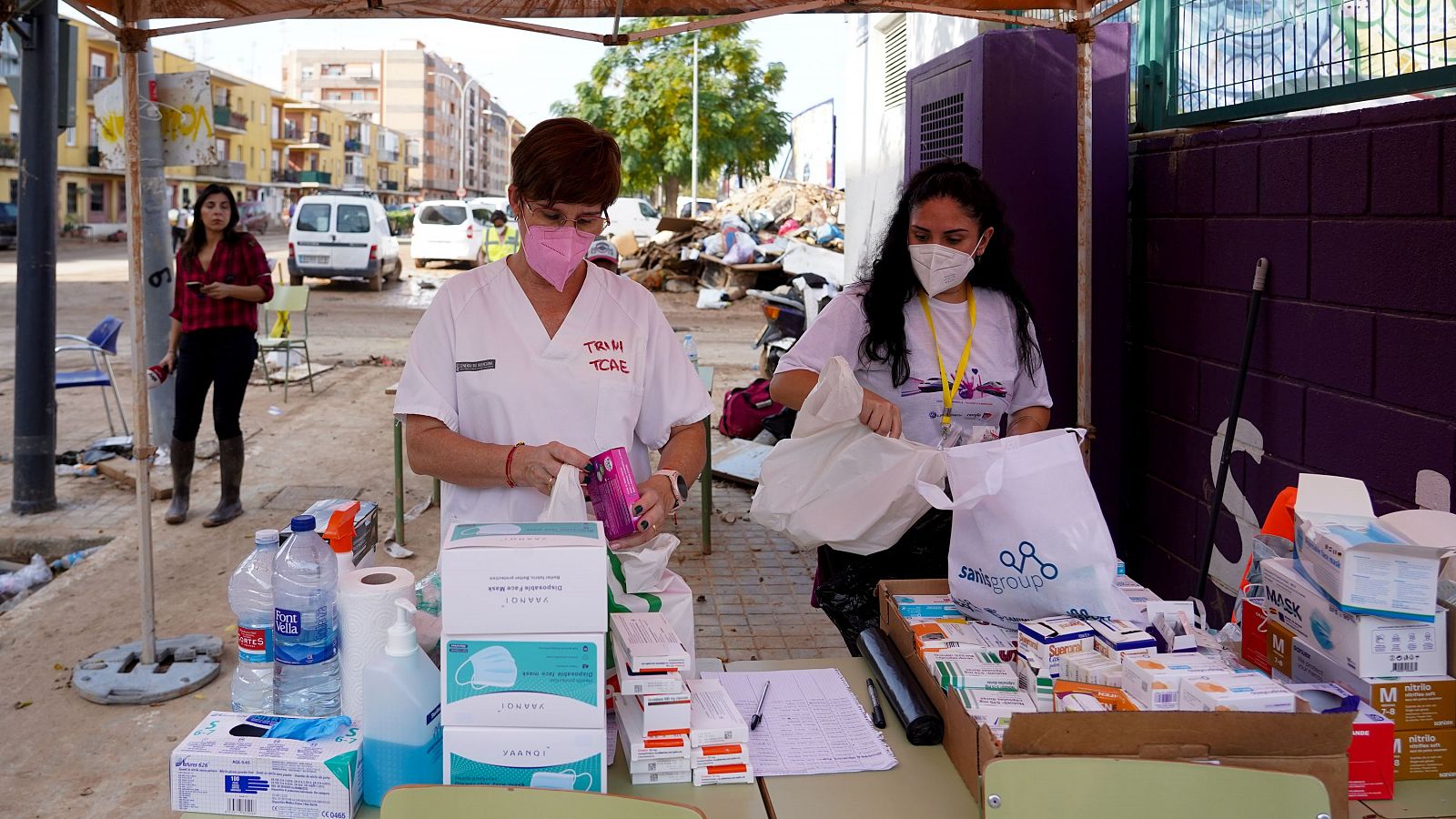 Sanitarios a pie de calle para atender a los afectados por la DANA