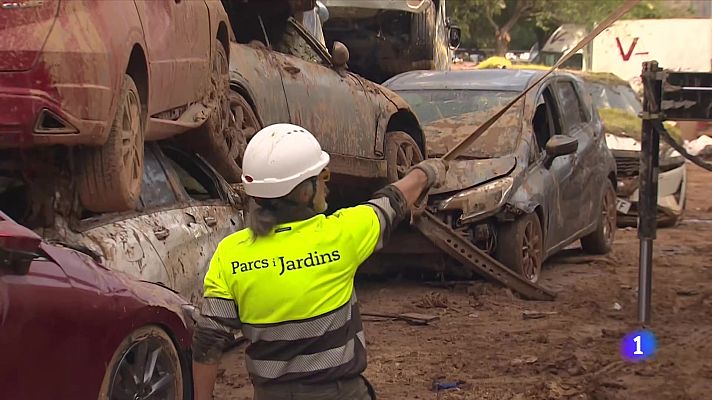 Apilados, dañados o sin matrícula: dificultades para identificar los vehículos en las zonas afectadas por la DANA