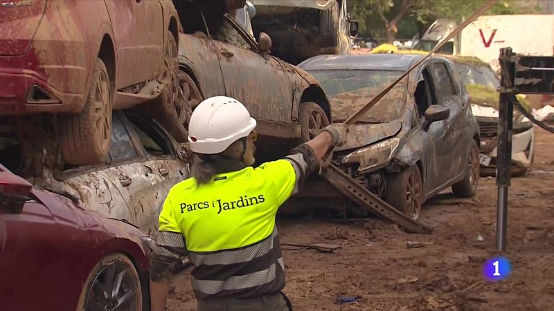 Apilados, dañados o sin matrícula: dificultades para identificar los vehículos en las zonas afectadas por la DANA